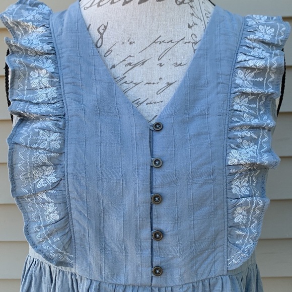 𝅺KNOX ROSE Women’s Flutter Sleeveless Embroidered V-Neck Blouse - Light Blue - Picture 6 of 11